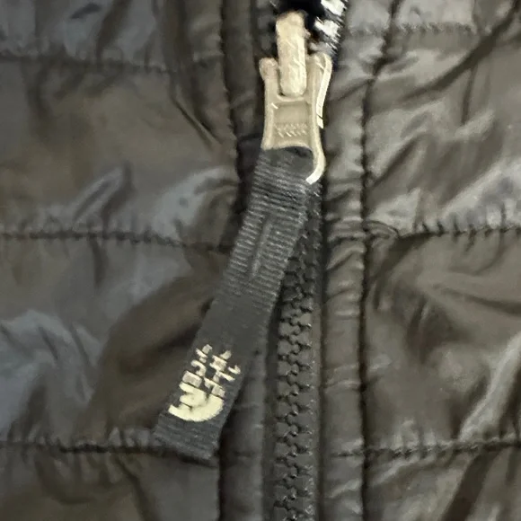 The North Face Charcoal Quilted Jacket - Picture 4 of 6